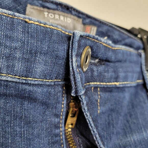 Torrid Size 22R Boyfriend Straight Vintage Stretch Mid-Rise Jeans in Dark Wash - Picture 11 of 11